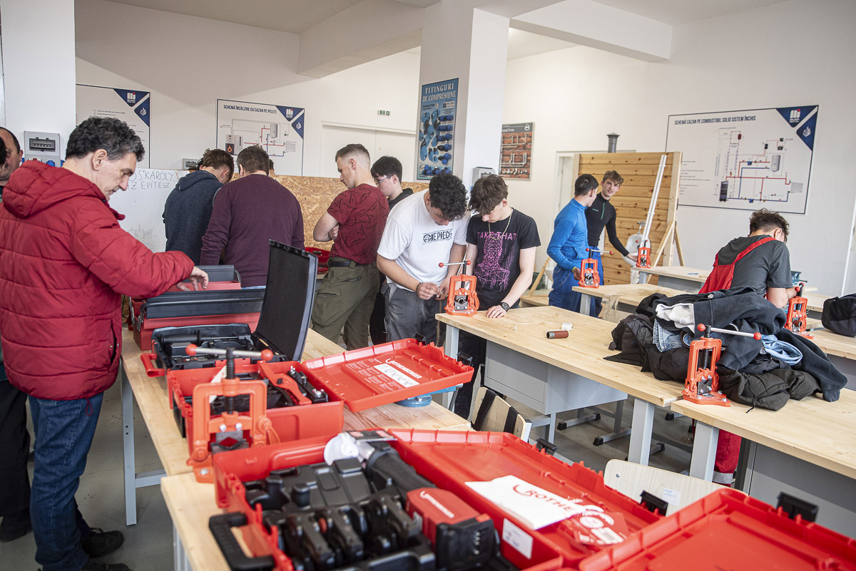 Új gépparkkal szerelték fel a tanműhelyeket